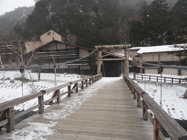 Kappa-bashi Bridge Almost Completely Free of Snow